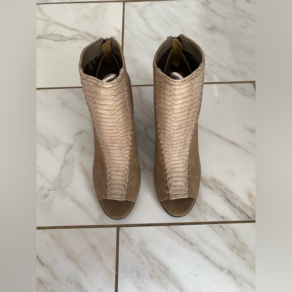 Heels - Picture 2 of 4